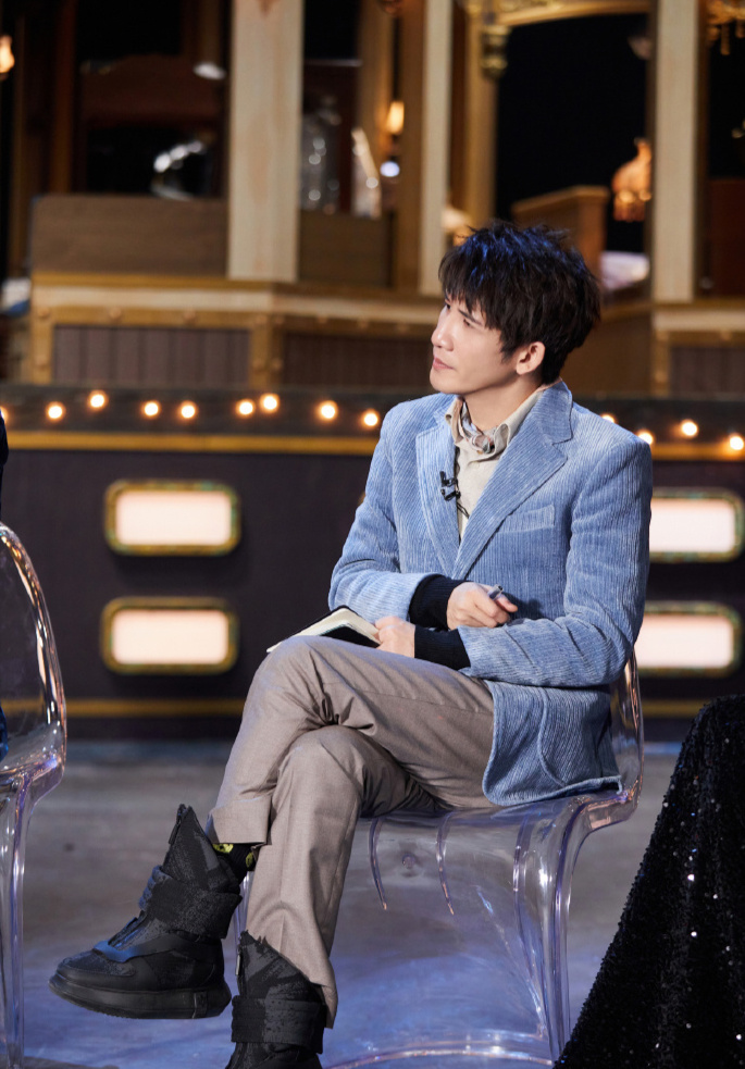 《大侦探9》第三案嘉宾介绍:吴昕的妆造像赫本,何炅和张若昀穿着是2个