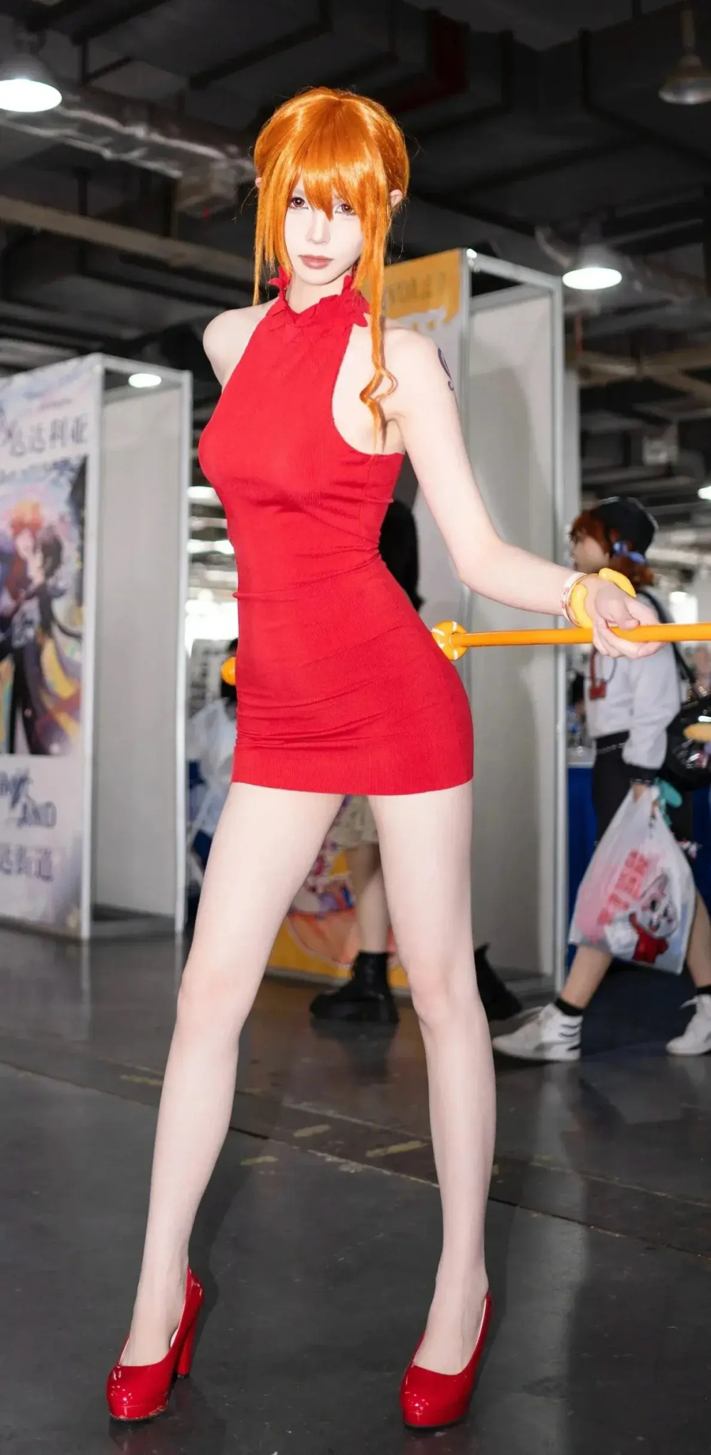 海贼王cos:娜美神还原,红色连衣短裙太美,大长腿堪比女帝