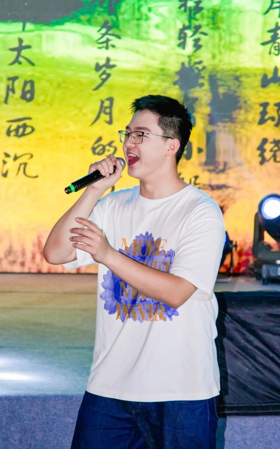 上海惊现大型"告白"现场?