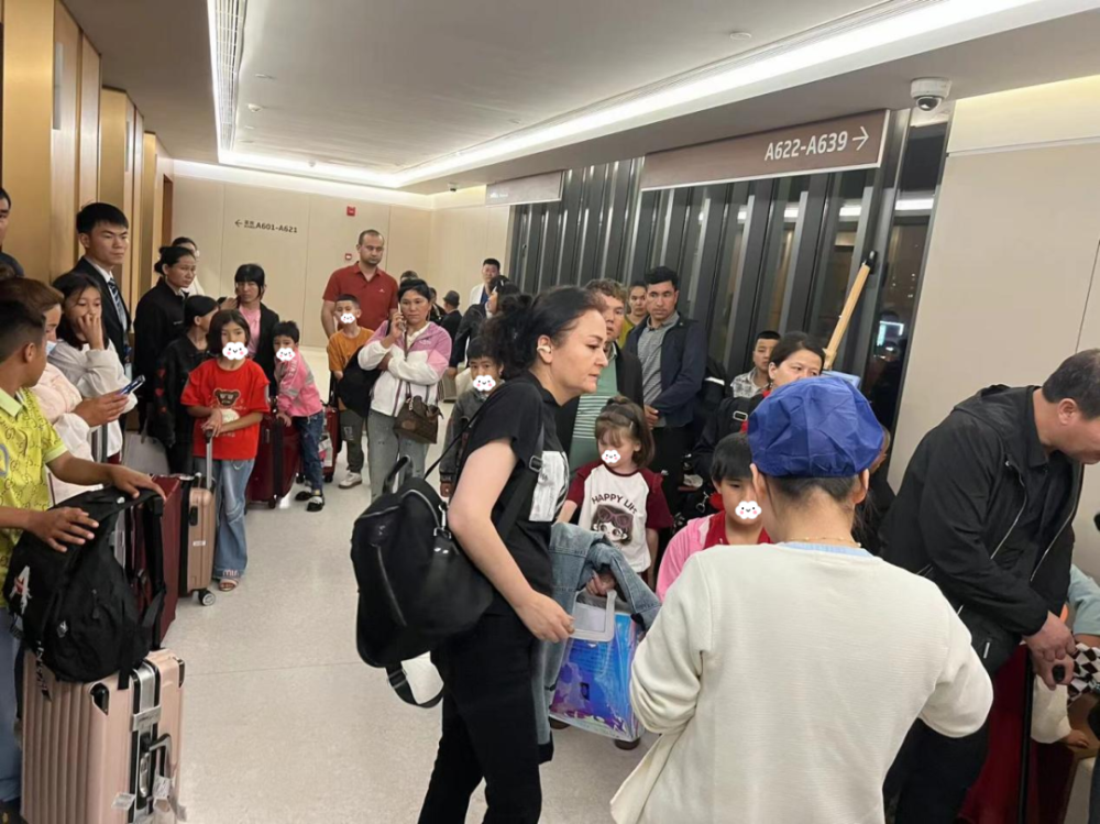 新疆小朋友抵达上海机场中国南方航空定点帮扶新疆和田地区二十余载
