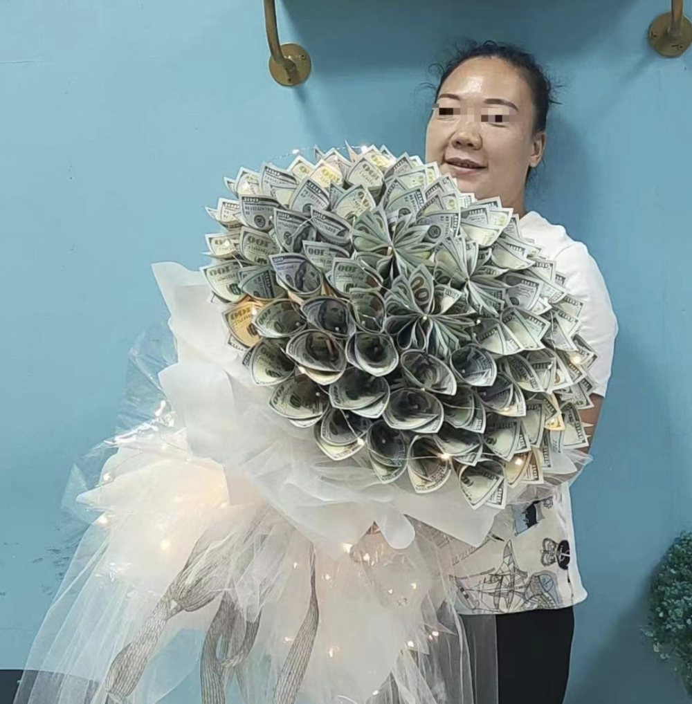 一束13140美元花引起的风波金边张姐涉诈被捕