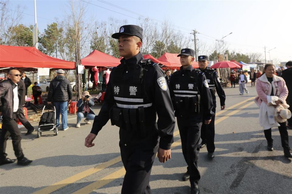 3月21日下午,正在花朝节安保点位执勤的他和同事肖凌峰接到陈女士报警