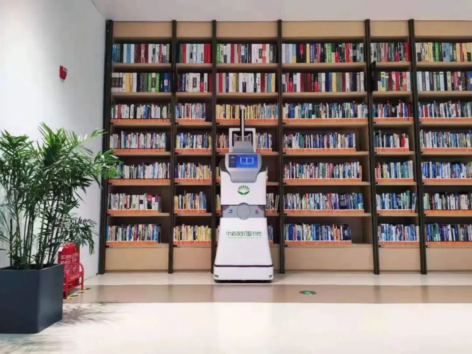 这个图书馆,有很多"机器人馆员"