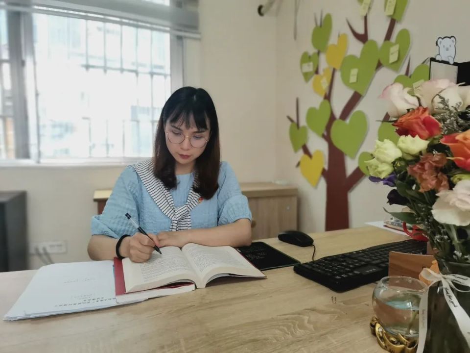 潺湲清澈的河水,一座"连心桥"横跨其上;修葺一新的凉亭里,随处可见