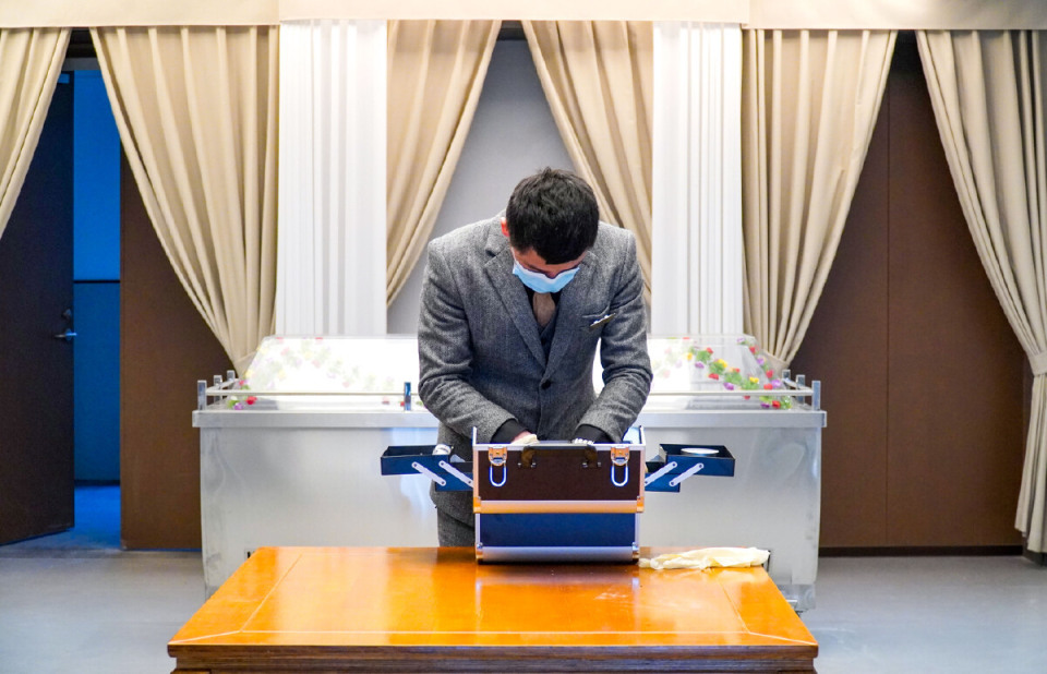 出车,小殓,暖衣,设重,守灵,大殓,出殡……这些年来,封潇鑫一直以旁人