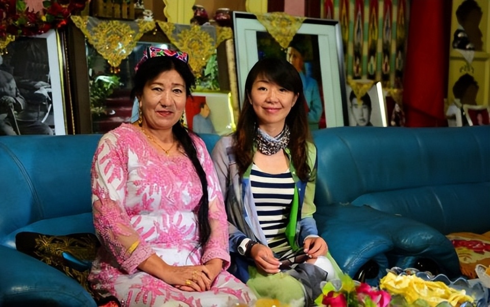 没想到我国末代王妃还健在,她住在库车王府,与游客合影一张30元