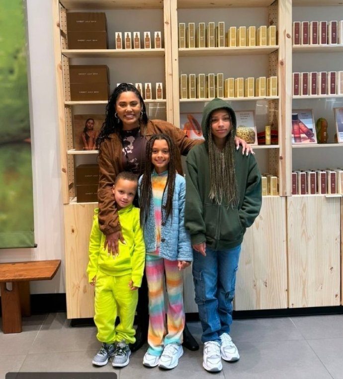 库里和阿耶莎共同生育3个孩子,2012年生下了第一个孩子,大女儿莱利