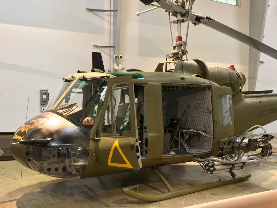 空中突击手"uh-1b"休伊型直升机_腾讯新闻