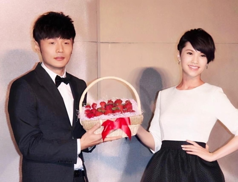 杨丞琳李荣浩逛街被偶遇,夫妻俩挽手同行超甜,同色系穿搭好般配