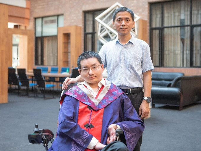 到西部当老师清华轮椅博士朱晓鹏毕业了