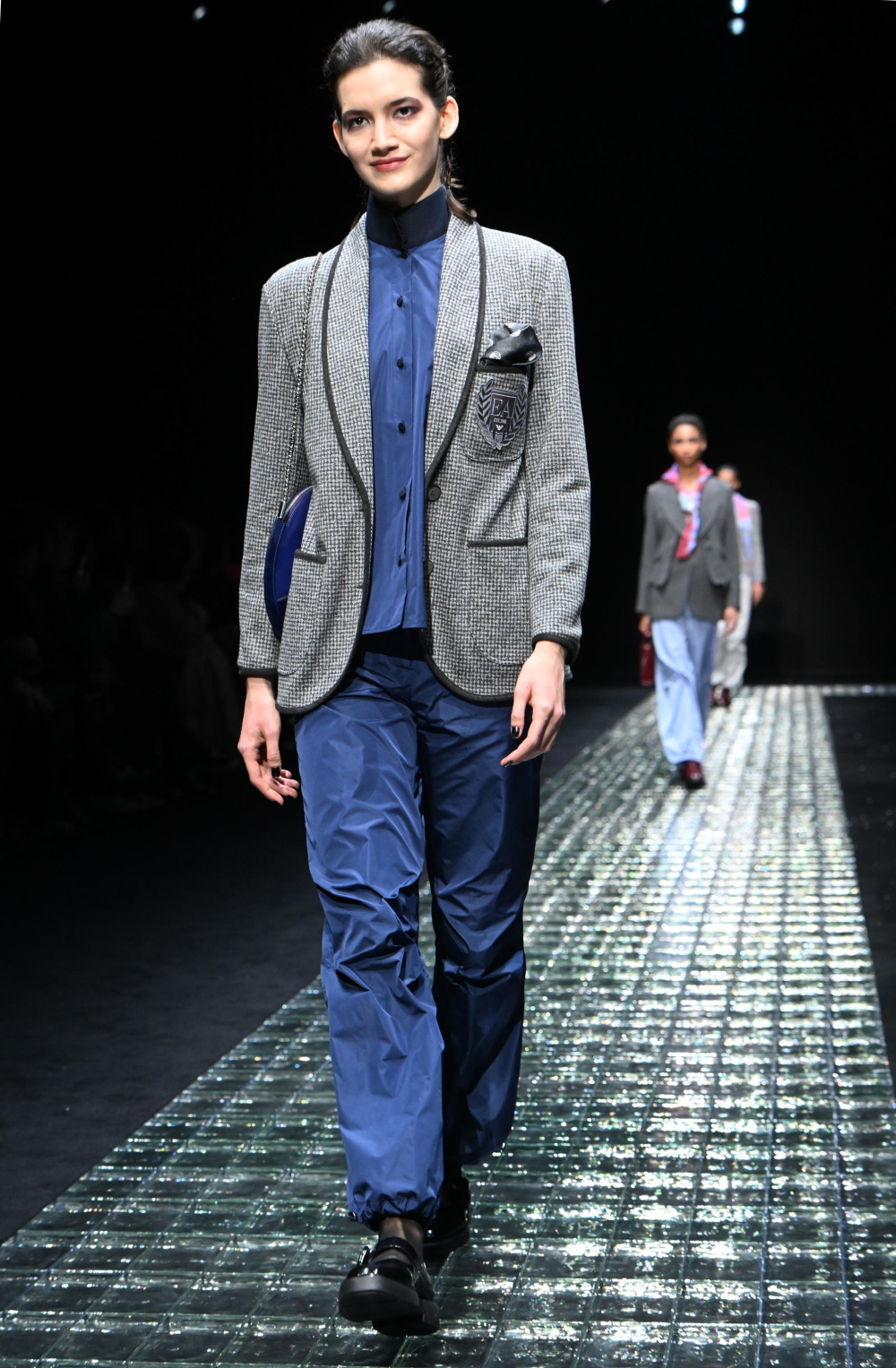 米兰时装周——安普里奥·阿玛尼品牌时装秀_腾讯新闻