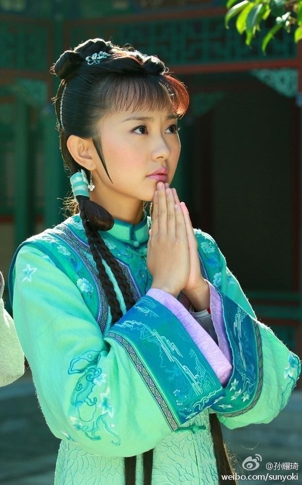 毕业于湖南大学,中国内地女演员,主持人,曾在《新还珠格格》中扮演"