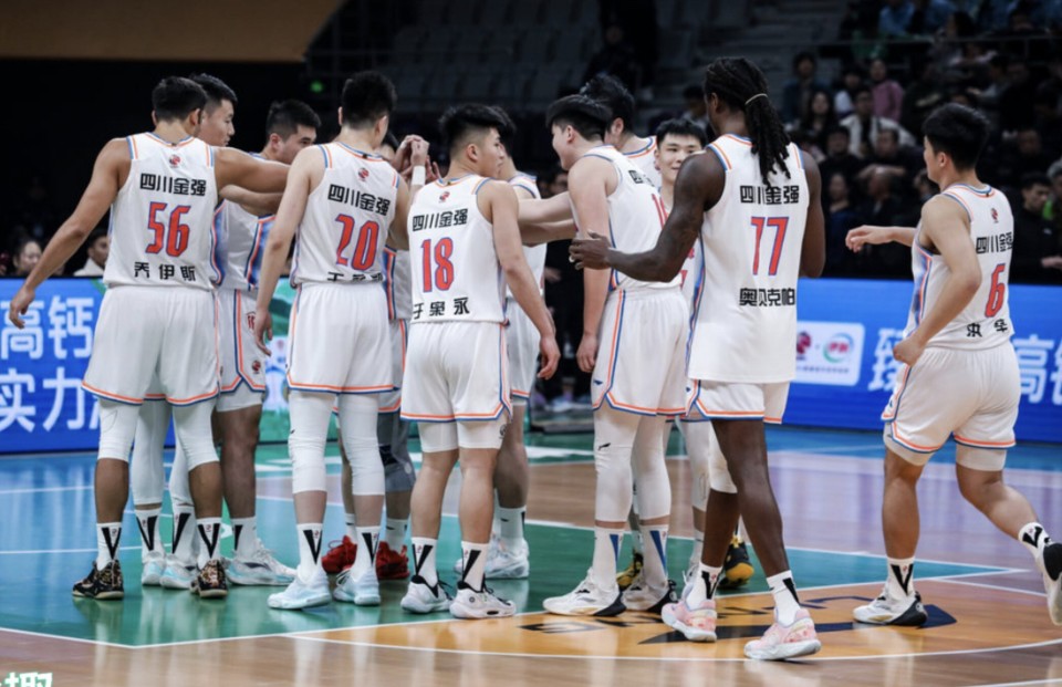 值得一提的是,cba的很多球队并不配有装备经理,2020-2021赛季,广东队