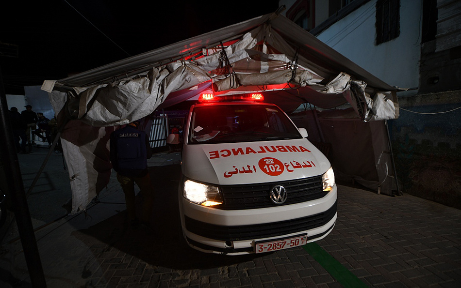 加沙城,以色列战机空袭加沙南部城市拉法后,救护车出动救援