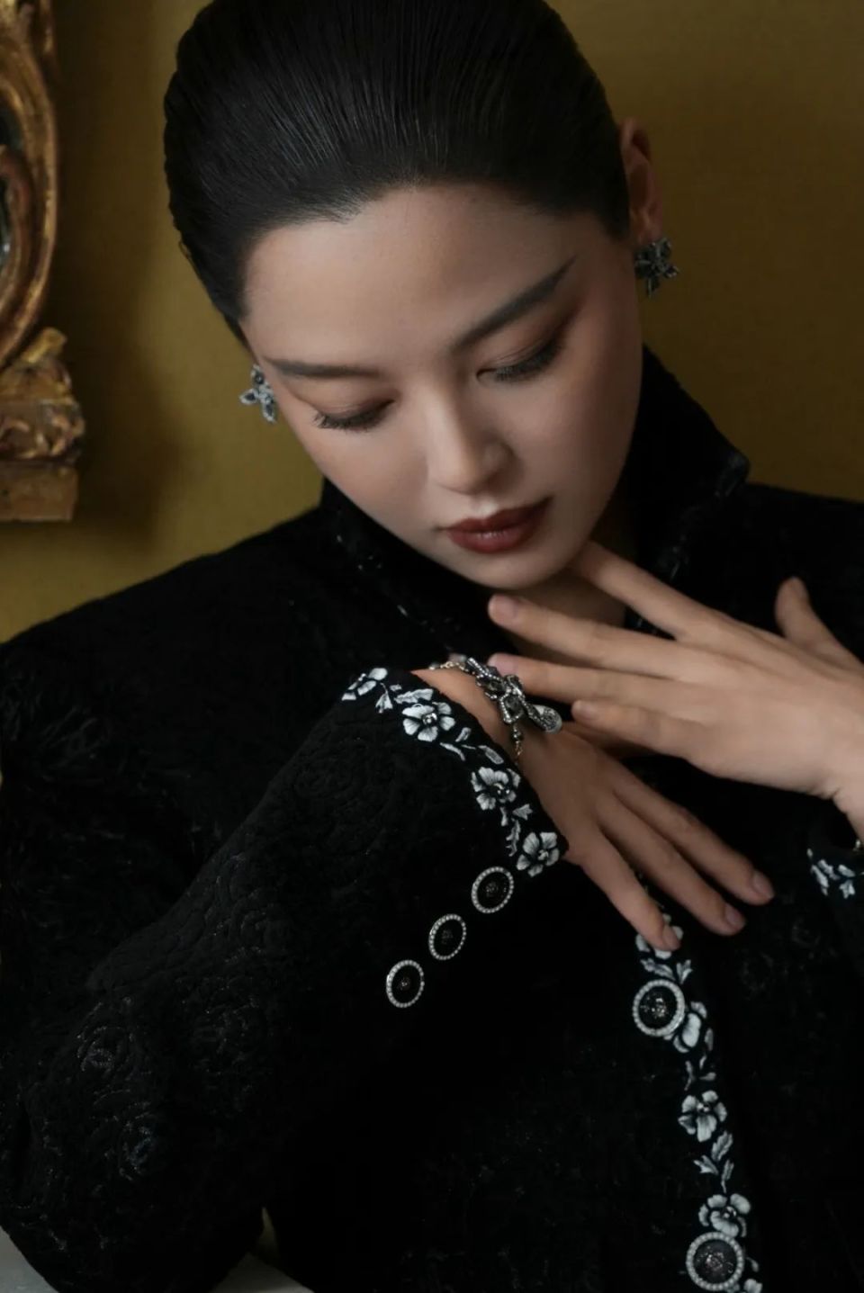 女星辛芷蕾《时尚芭莎》封面大片,化身时髦优雅都市女郎