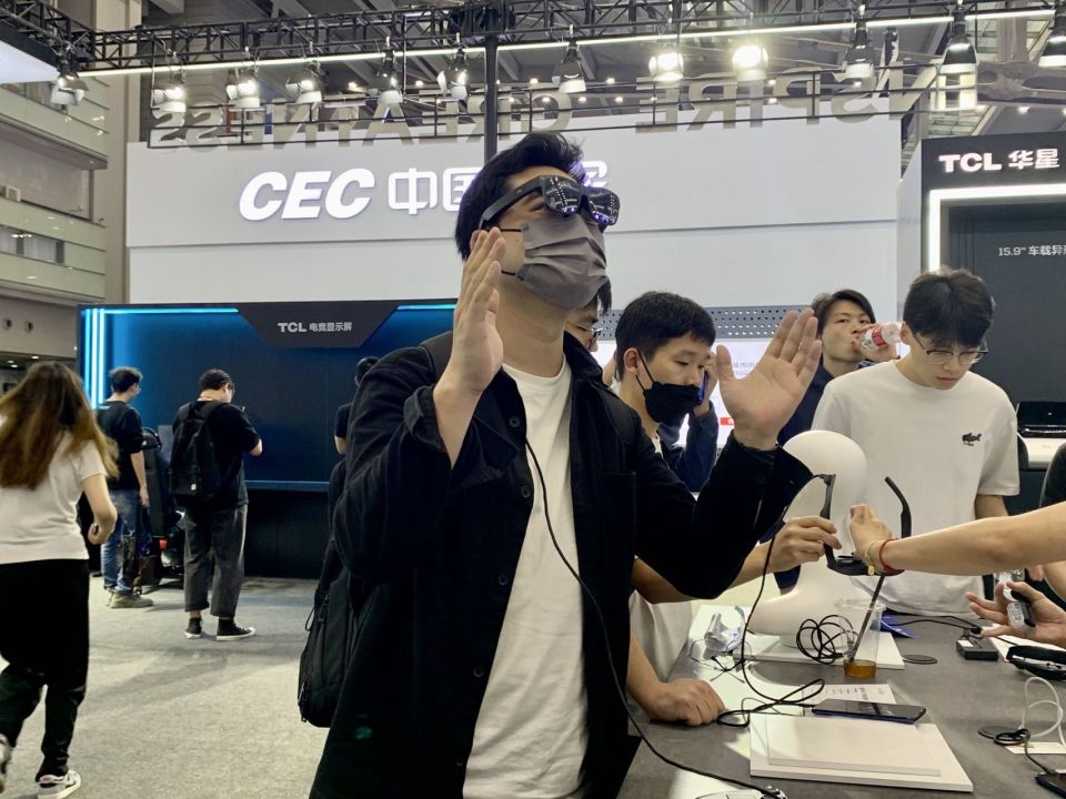 科技与感官的邂逅：无处不在的显示技术开拓体验新“视”界_腾讯新闻