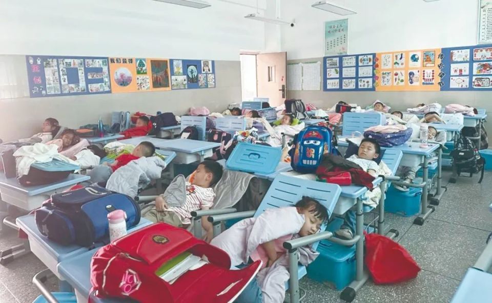 学生躺在教室睡觉？宜昌这些学校……_腾讯新闻