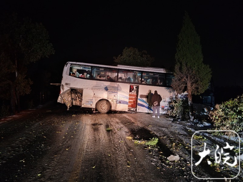 大客车侧滑失控车头掉沟里淮南交警紧急处置