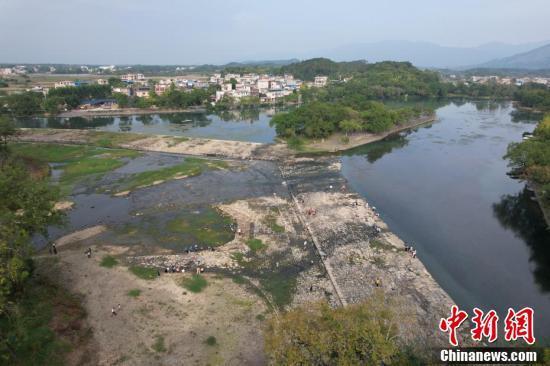 外媒广西探访“世界古代水利建筑明珠”灵渠_腾讯新闻