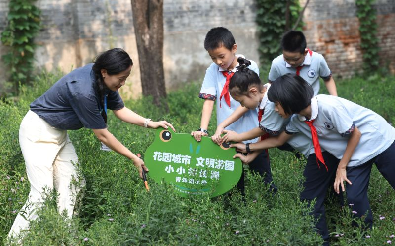 活动现场,青年湖公园正式授牌成为东城区"互联网 全民义务植树"基地.
