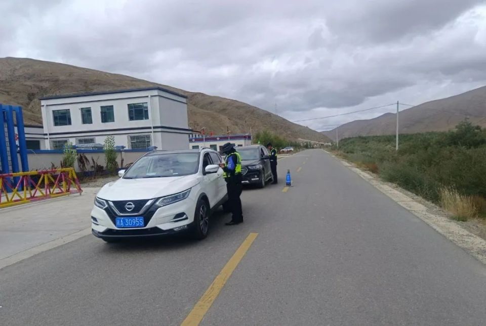 节日我在岗山南市隆子县热荣乡派出所持续设卡检查过往车辆