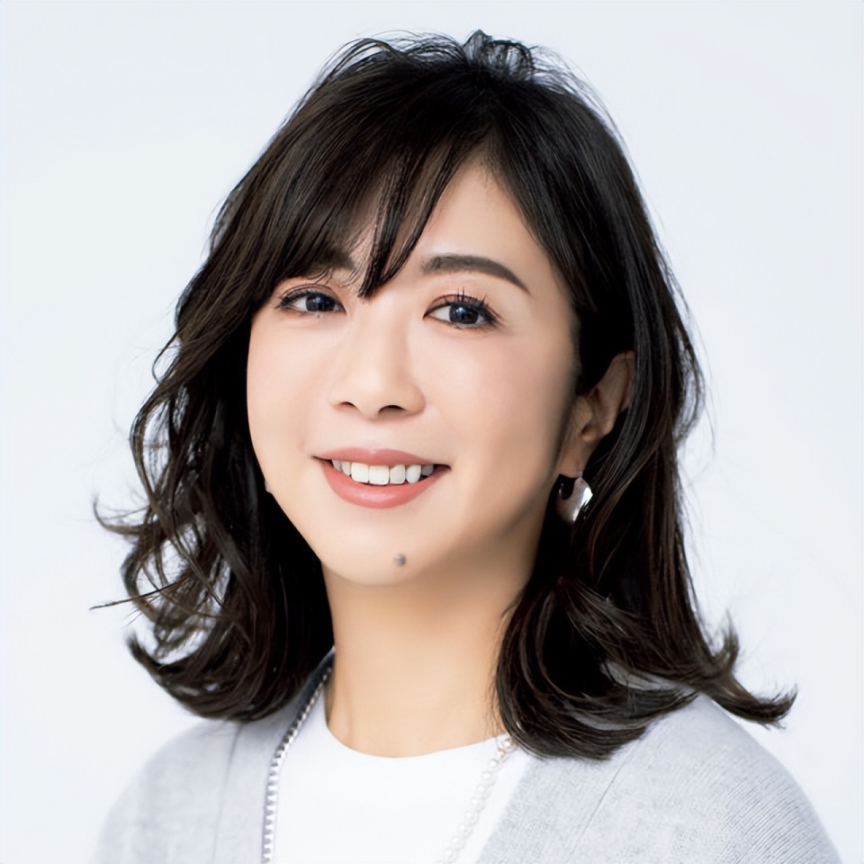 这款发型直发往往看起来很平,所以在表面添加一个圆形层并调整它,使其