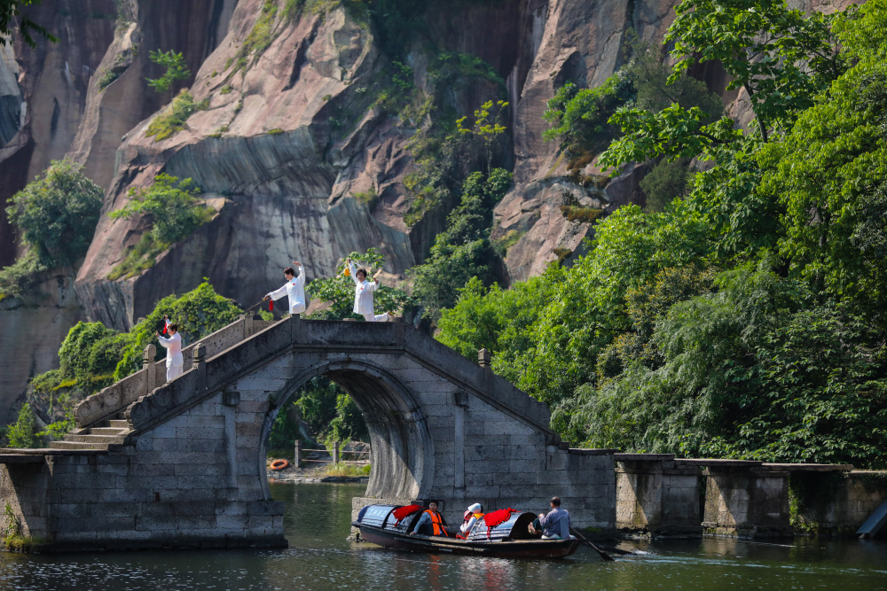 品水乡韵味看亚运风采绍兴东湖举行稽山秀水古越景百船百幅迎亚运水上