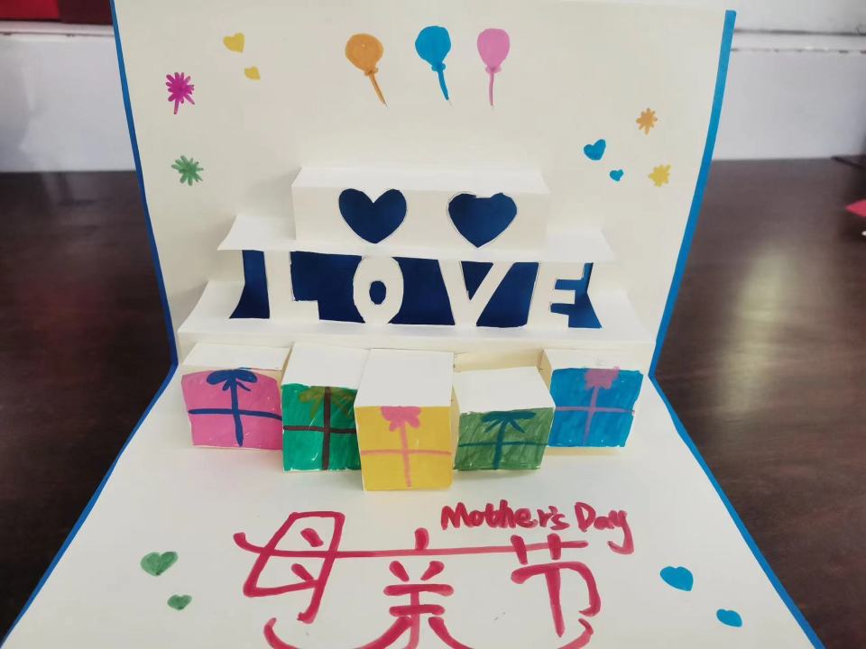 母亲制作的贺卡 杞县融媒体中心供图爱是双向奔赴,藏在点滴细节中的