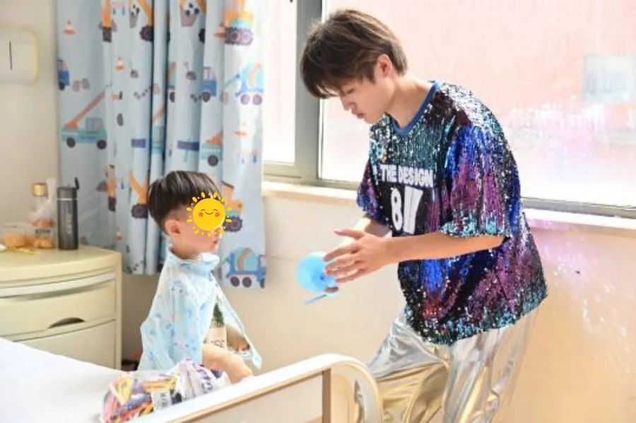 欢乐马戏进医院,华山医院宝山院区联合上海市马戏学校与上海杂技团