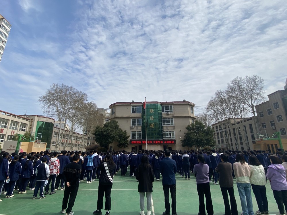 开展消防演练筑牢安全底线郑州市第四十四初级中学开展消防安全应急