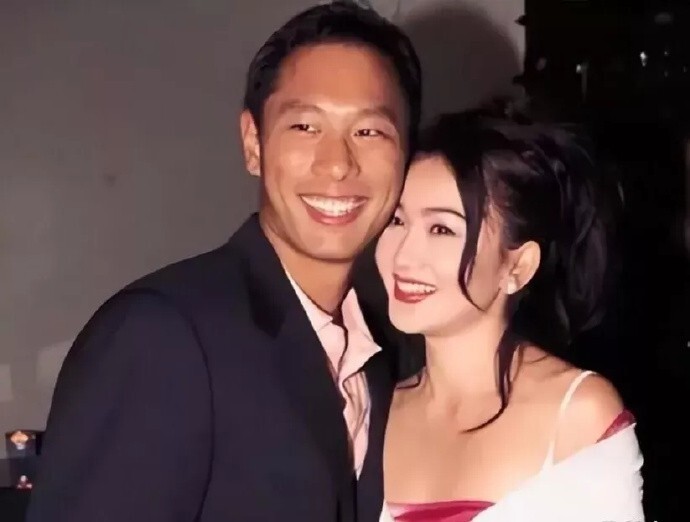 57岁温碧霞一家过圣诞节,和老公同框像父女,和14岁养子像同龄人_腾讯