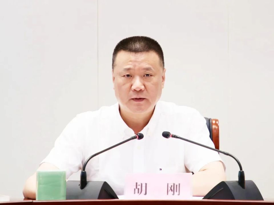 遂昌县委主题教育读书班召开研讨交流会|胡刚主持并讲话