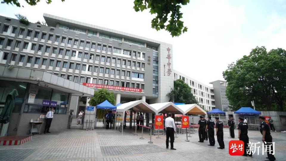 南京市中华中学考点副主任,学校副校长钱华介绍,今年该考点共有考生