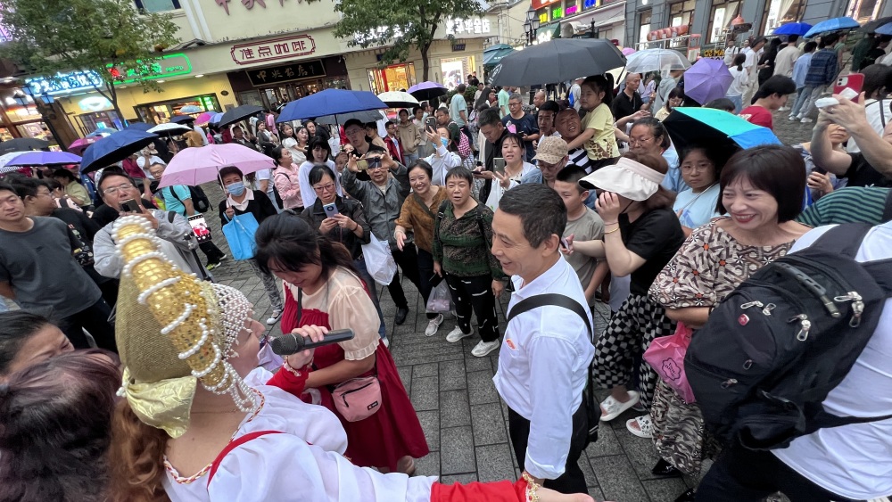 中俄地方文化艺术季街头路演嗨爆冰城街头游客夸赞哈尔滨哈拉少