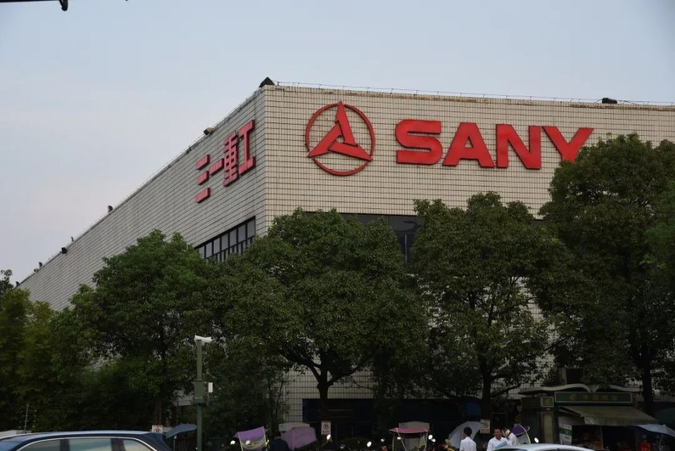 汪清是三一重工北京某代理公司的员工,他也感受到了行业传来的寒意.