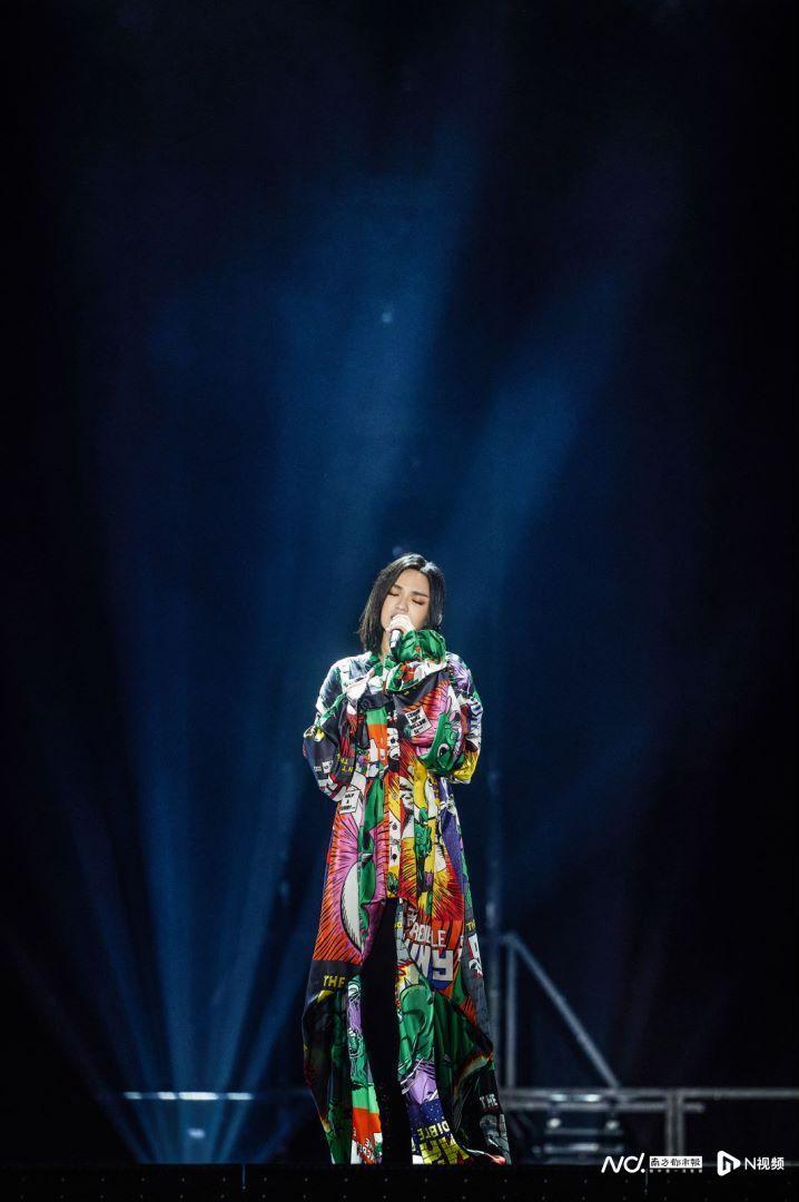 徐佳莹"奢侈"巡演:到了成都我要去认亲啊_腾讯新闻