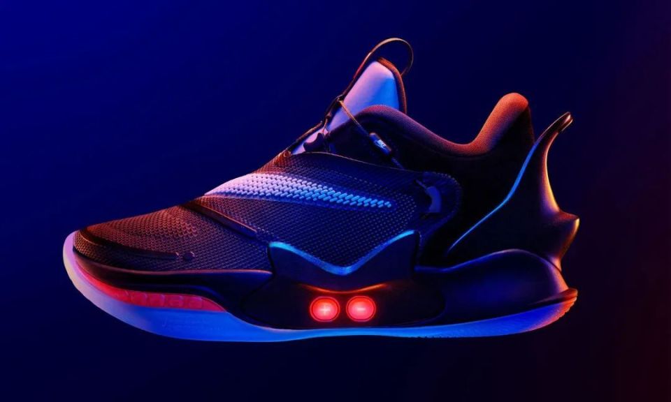 谈到"科技"球鞋,大家应该第一印象都会想到早期nike air mag回到未来