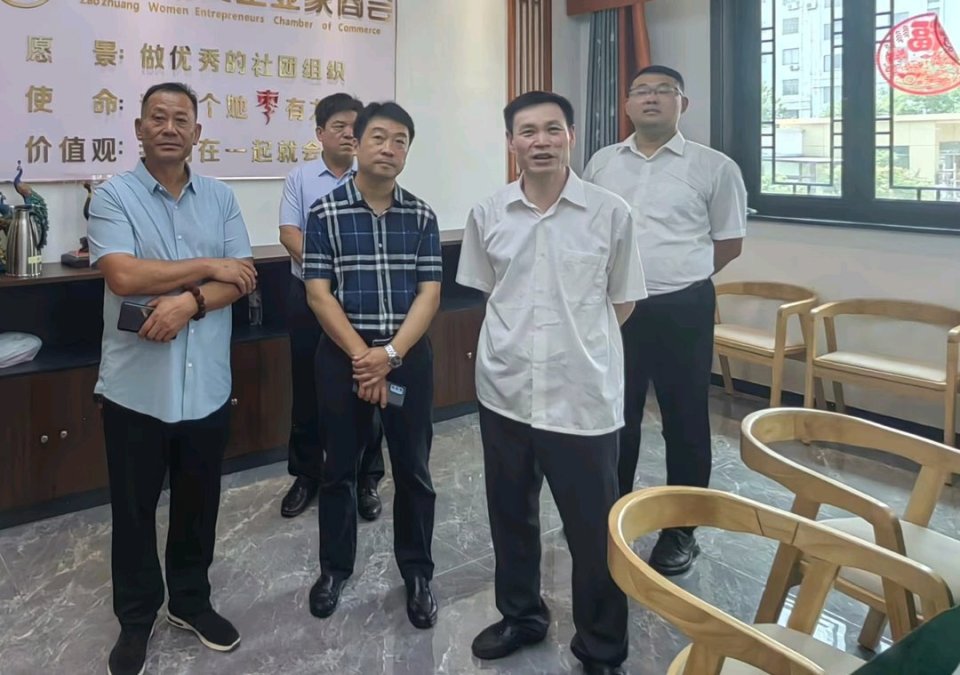 考察团成员包括微山县微山岛镇副镇长孙牧,以及全国最美乡村医生张波