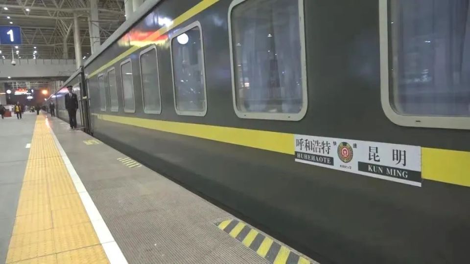 十年后,他们在同一趟列车上重逢了!