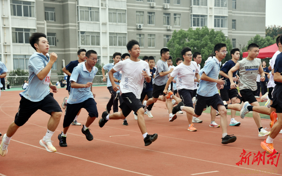 长沙市周南中学校运会上健儿竞风流