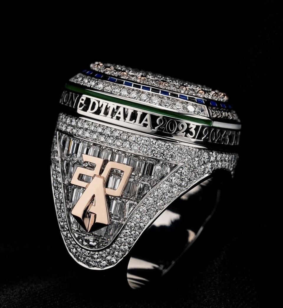 意义非凡,国米定制意甲20冠冠军戒指赠与全队