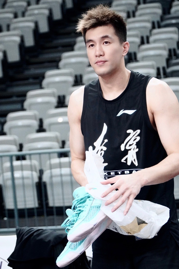 美女记者问郭艾伦今晚打不打,大侄子:打48分钟!少一分钟都不行