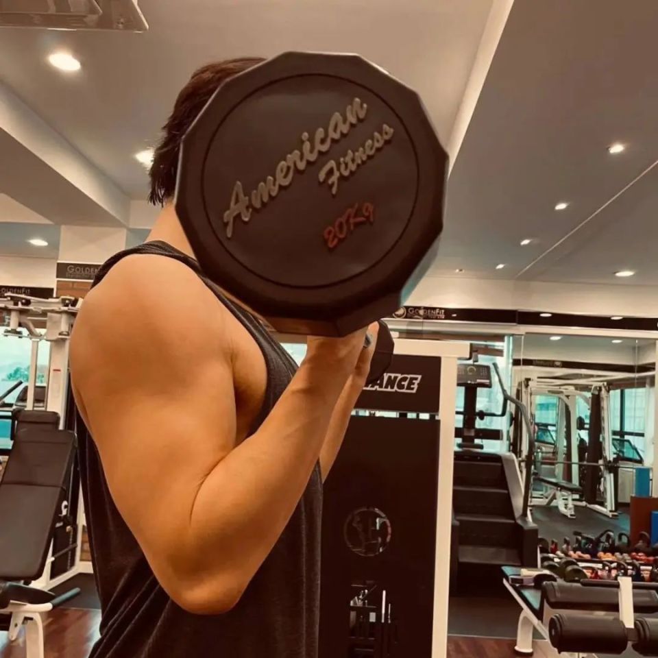 44岁孔刘晒健身照,粗壮手臂超吸睛,壮硕身材获粉丝点赞近百万-腾讯