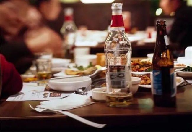 职场酒桌文化解读!"以茶代酒"或惹人嫌,领导面前的饮酒之道