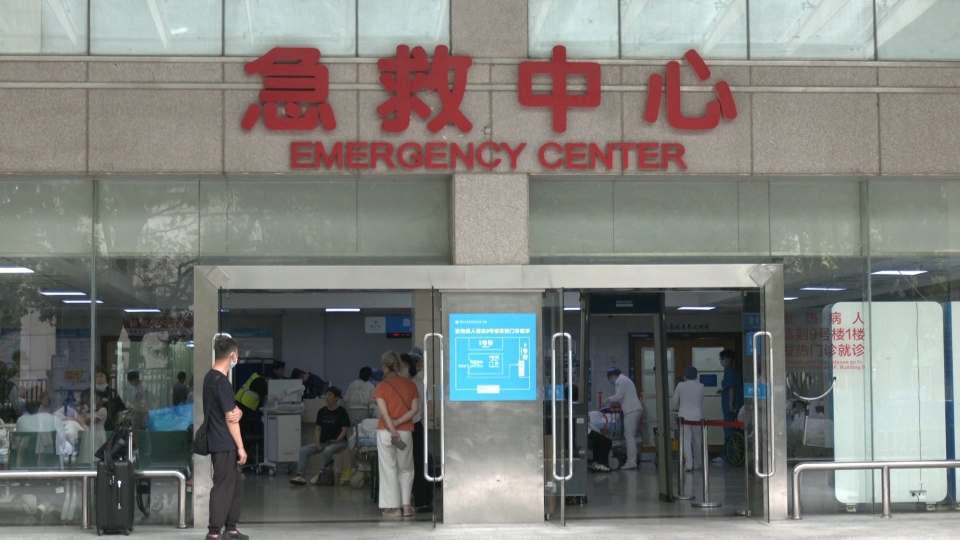 为直角肩打美容针致呼吸衰竭！诱人变美捷径怎成不归路？