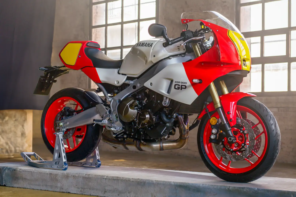 对于如今在售的车型中,尾座设计依然沿用箱式结构的有雅马哈sxr900gp