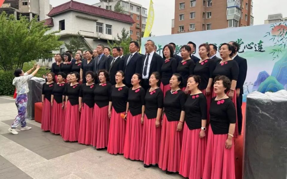 活动现场设置了包粽子体验区,歌舞表演区,二胡音乐欣赏区及非洲鼓欣赏