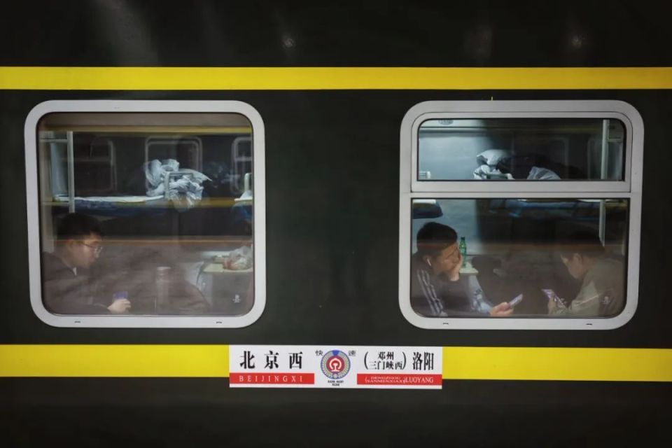 14小时900公里!"绿皮车"上返京路_腾讯新闻