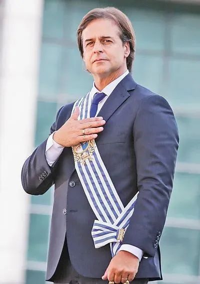 访华首日乌拉圭总统登上了八达岭长城