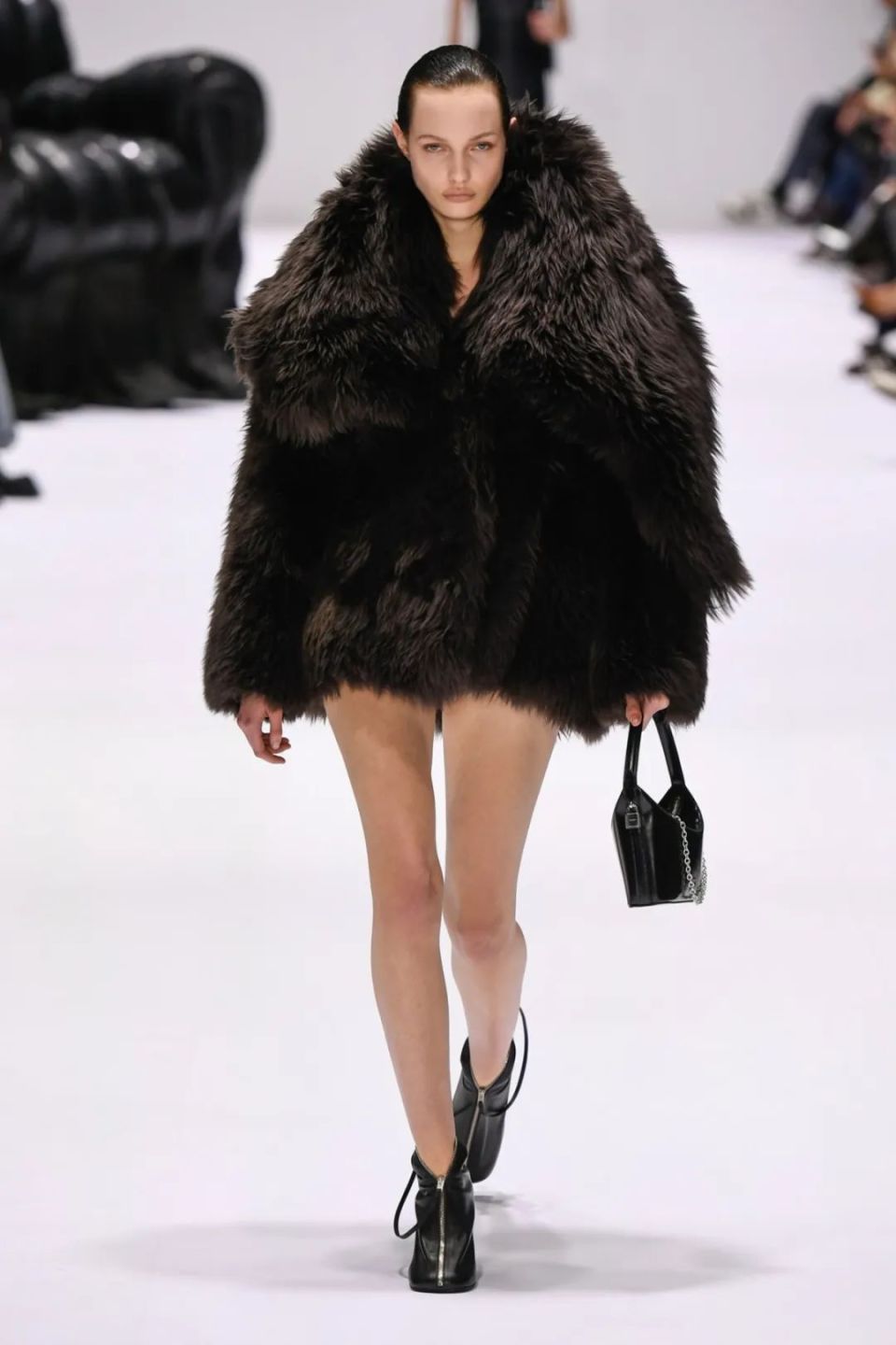 这些服装不仅仅是时尚的表达,更是个性和自信的象征.穿上acne